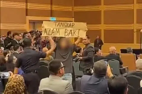 politik M’sia, ketua SPRM, protes ‘Tangkap Azam Baki’