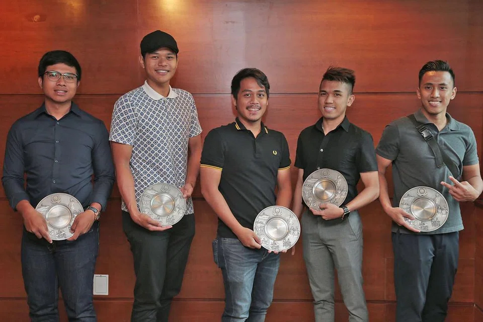 BERANI TAMPIL MEMBANTU: Lima anak muda ini (dari kiri) Encik Baharudin Samsudin, Encik Muhammad Azrim Johanis, Encik Muhammad Hanafi Mohd Yatim, Encik Muhammad Zamanurakid Mohd Zamanuri dan Encik Faris Armani Ismail membantu seorang wanita yang dirompak berdekatan Shenton Way. - Foto BH oleh JASON QUAH.