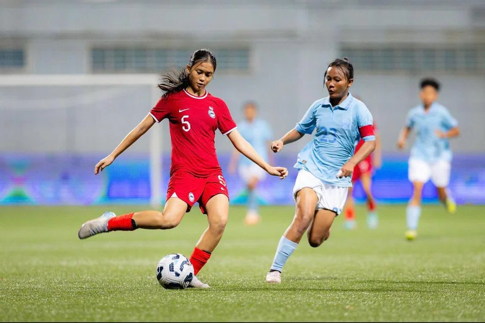 Pemain pertahanan pasukan wanita Bawah 16 tahun Singapura, Seri Nurinsyirah Indra Saharen (kiri) menunjukkan ketegasan dan fokusnya dalam aksi sengit di Piala Lion City, membawa pasukan wanita Singapura meraih tempat kedua di kejohanan tersebut.