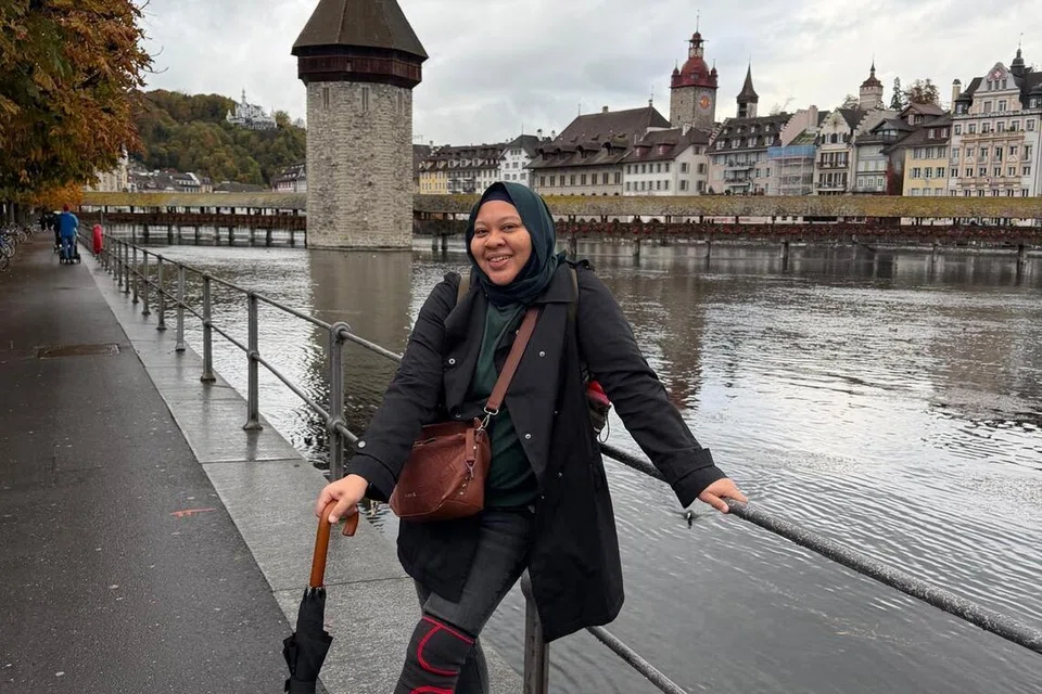 Di kota Lucerne dan membelakangkan Chapel Bridge dan bangunan di tepian tasik Lucerne.  