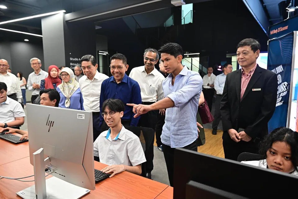LAWATAN KE ITE KOLEJ CENTRAL: Menteri di Pejabat Perdana Menteri yang juga Menteri Kedua (Ehwal Luar merangkap Pendidikan), Dr Mohamad Maliki Osman dan Putera Brunei, Putera Abdul Mateen Bolkiah berinteraksi dengan pelajar Institut Pendidikan Teknikal (ITE) Kolej Central.
