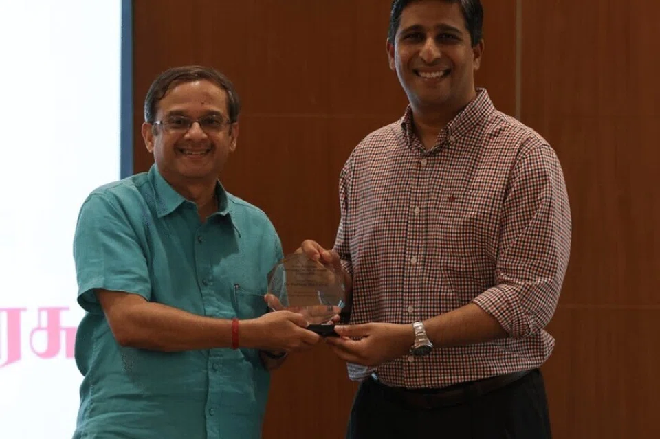 Editor Tamil Murasu, Encik Raja Segar (kiri), menyampaikan cenderamata kepada Ketua Makmal Sosial Institut Pengajian Dasar (IPS) dan penyelidik utama, Dr Mathew Mathews.