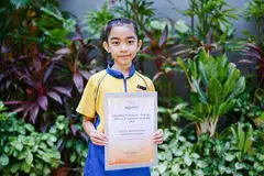USAHA AKADEMIK DIIKTIRAF: Murid Darjah 4 Sekolah Rendah Punggol, Syaza Adlina Mohamad Shakir, menerima Anugerah Dermasiswa Dana Amanah Pendidikan (ETF)-Merchant bagi Sekolah Rendah.