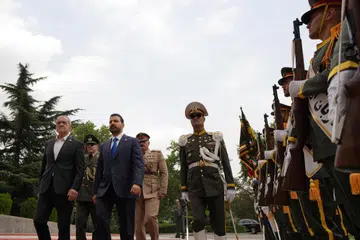 Perdana Menteri Iraq, Ali al-Zaidi (dua dari kiri), bersama Presiden Iran, Masoud Pezeshkian (kiri), pada majlis sambutan rasmi di Teheran, Iran, 23 Julai 2026. Lawatan itu berlangsung ketika Al-Zaidi membawa cadangan gencatan senjata daripada Amerika Syarikat, namun Teheran dilaporkan menolaknya kerana menganggap cadangan berkenaan gagal menyelesaikan isu kawalan Selat Hormuz. Iran turut memberi amaran konflik boleh merebak ke peringkat serantau jika Washington meneruskan ancaman menyerang Teheran dan prasarana kritikal negara itu.