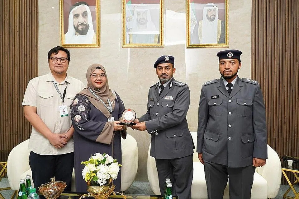 DIKENANG WALAU TIADA: Anak Allahyarham Idris, Cik Aidah (dua dari kiri) dan suami Encik Asnul menerima cenderahati yang disampaikan bagi menghargai sumbangan bapanya.