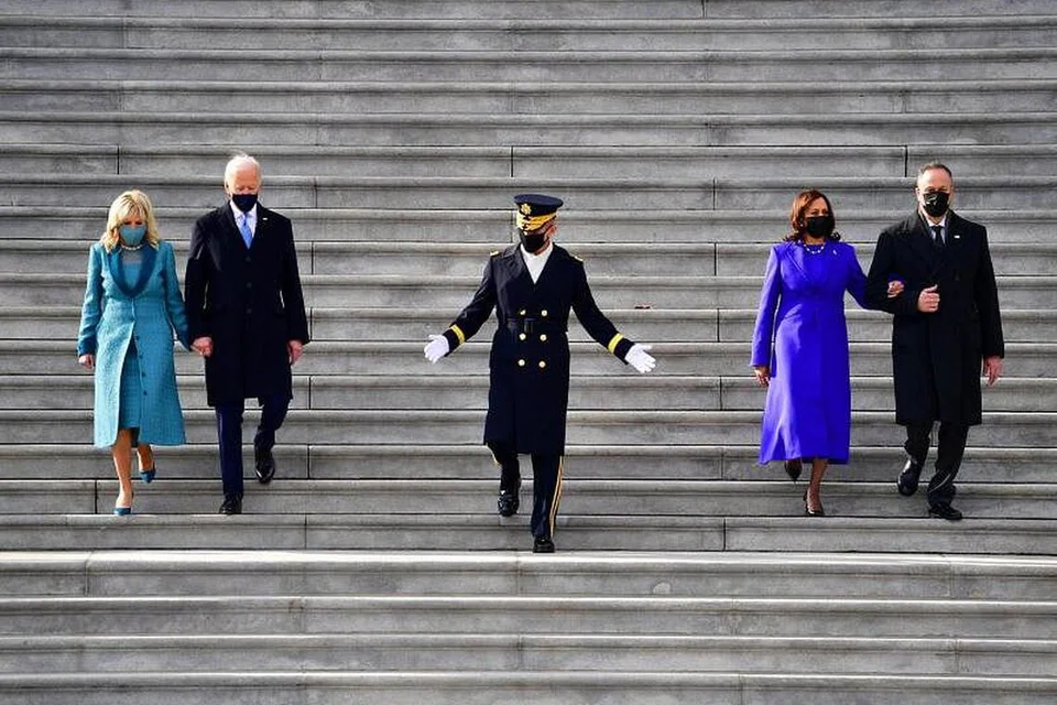 Presiden Amerika Syarikat Joe Biden, Wanita Pertama Jill Biden, Naib Presiden AS Kamala Harris dan Tuan Pertama Douglas Emhoff turun tangga timur di Capitol AS setelah Encik Biden mengangkat sumpah sebagai Presiden ke-46 AS. - Foto EPA-EFE