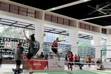 BELIA LELAKI BERENTAP: Aksi perlawanan dalam kategori belia lelaki bawah 18 tahun Pesta Sukan Sepak Takraw 2022 di Anjung@WGS, semalam. - Foto BH oleh ZULAIQAH ABDUL RAHIM