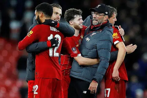 RAIKAN KEMENANGAN: Klopp (bertopi) meraikan kemenangan 1-0 ke atas Spurs bersama pemain selepas tamat perlawanan. - Foto REUTERS