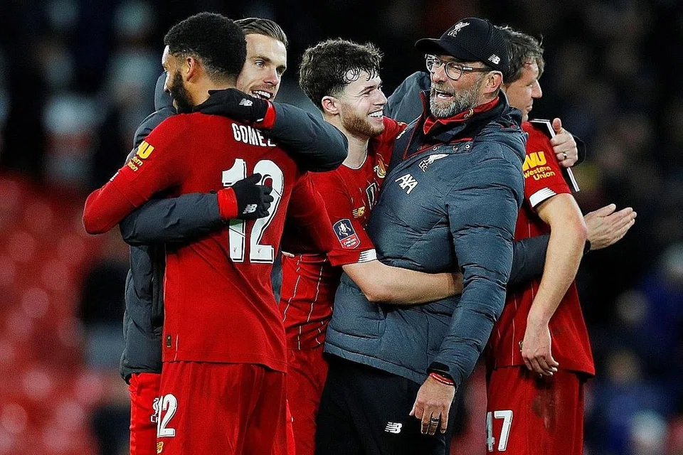RAIKAN KEMENANGAN: Klopp (bertopi) meraikan kemenangan 1-0 ke atas Spurs bersama pemain selepas tamat perlawanan. - Foto REUTERS