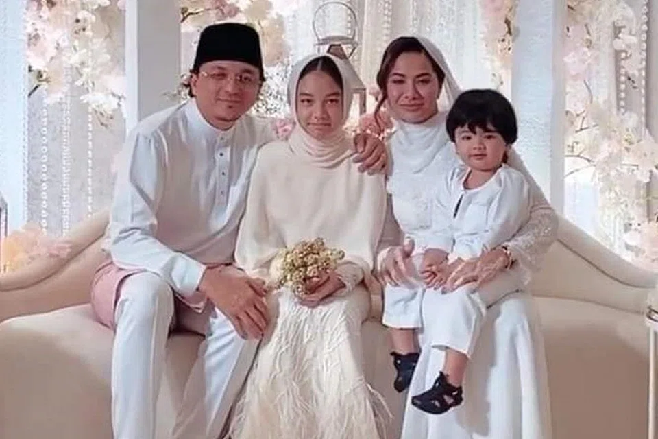 LEMBARAN BARU: Bekas suami Erra Fazira, Engku Emran Engku Zainal Abidin bernikah dengan kakak Neelofa, Noor Nabila Mohd Noor, yang pernah berumah tangga dengan pelakon, Sharnaaz Ahmad. Bersama mereka ialah anak hasil perkahwinan awal. - Foto ihsan NOOR NABILA