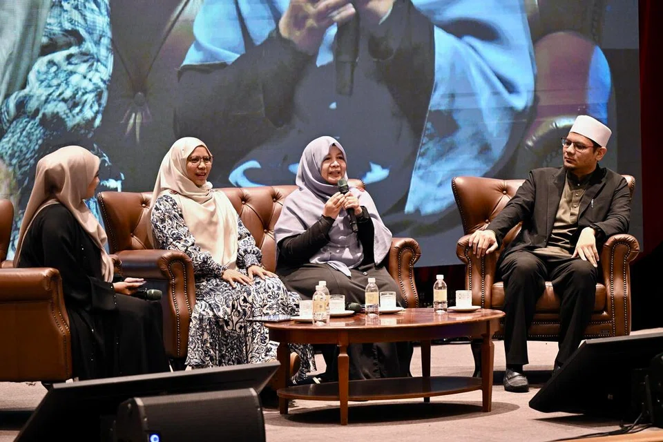 Sesi perbincangan panel di Forum Bersamamu 2026, yang dianggotai (dari kanan) Pengurus Dakwah Masjid Jamiyah Ar-Rabitah, Ustaz Muhammad Nuzhan Abdul Halim; Anggota Jawatankuasa Fatwa MUIS dan Anggota Majlis Pergas, Ustazah Dr Rohana Ithnin; Kaunselor Kanan APKIM Resources, Cik Murni Abbas; serta moderator Fiza O, mengupas cabaran dalam membina rumah tangga yang berdaya tahan, serta kepentingan mendapatkan sokongan apabila pasangan berdepan masalah dalam kehidupan berumah tangga.