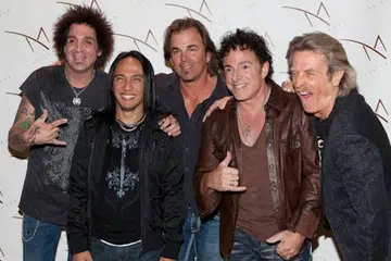 JOURNEY: Penyanyi Filipina Arnel (dua dari kiri) mengisi kekosongan dalam Journey yang wujud setelah penyanyi asal Steve Perry meninggalkan kumpulan itu. - Foto BILLBOARD