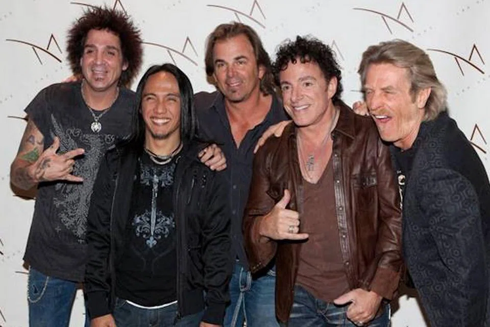 JOURNEY: Penyanyi Filipina Arnel (dua dari kiri) mengisi kekosongan dalam Journey yang wujud setelah penyanyi asal Steve Perry meninggalkan kumpulan itu. - Foto BILLBOARD