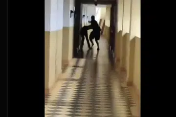 Satu video berdurasi 31 saat tular di media sosial memaparkan satu pasangan suami isteri bergaduh di sebuah hotel. Polis mengesan pelaku yang dipercayai memukul isterinya di sebuah hotel di Port Dickson.