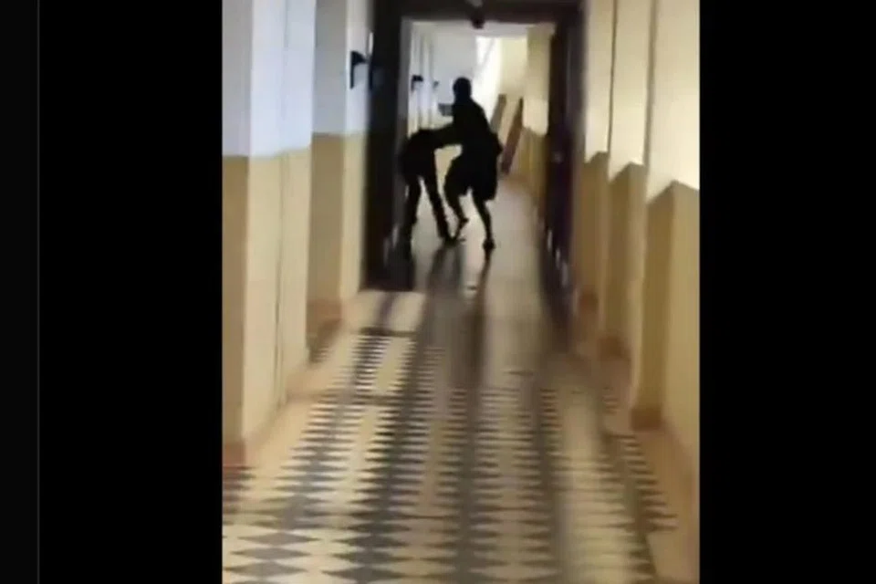 Satu video berdurasi 31 saat tular di media sosial memaparkan satu pasangan suami isteri bergaduh di sebuah hotel. Polis mengesan pelaku yang dipercayai memukul isterinya di sebuah hotel di Port Dickson.