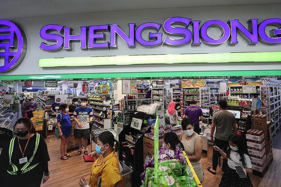 KEUNTUNGAN MELONJAK: Pasar raya Sheng Siong mencatatkan keuntungan bersih $31.8 juta dalam suku ketiga, melonjak 54.4 peratus berbanding setahun lalu. - Foto fail 