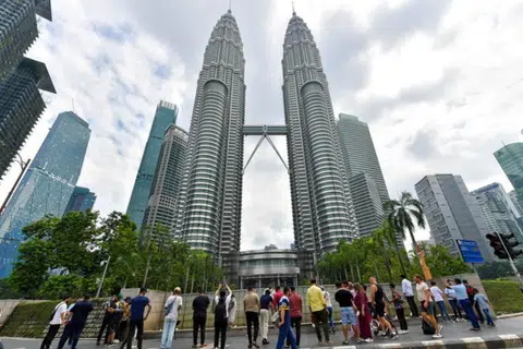Menara Berkembar Petronas atau lebih dikenali sebagai KLCC pernah dinobatkan bangunan tertinggi di dunia sehingga 2004 sebelum diatasi Taipei 101 dan Burj Khalifa. 