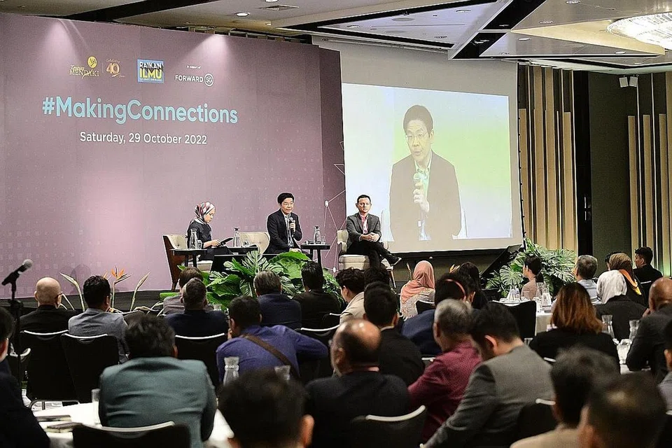 SESI DIALOG: Encik Wong (tengah) menjawab soalan peserta sesi dialog di acara #MakingConnections anjuran Mendaki semalam. Bersamanya di atas pentas ialah Encik Zaqy (kanan) dan moderator sesi, Presiden Kelab Mendaki, Cik Faridah Saad. - Foto YAYASAN MENDAKI
