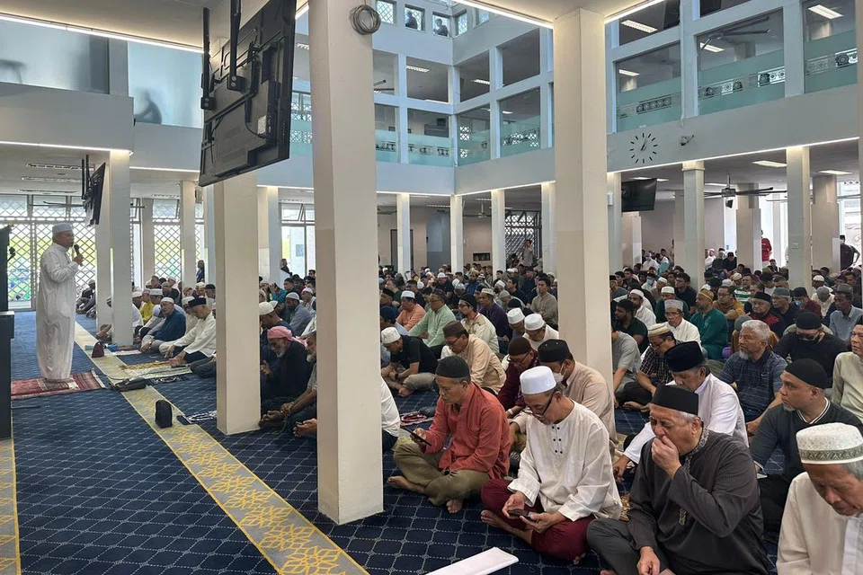 Pengerusi Eksekutif Kanan Masjid Ar-Raudhah, Ustaz Mohamed Ali Atan (berdiri paling kiri), memberikan kata-kata aluan kepada jemaah yang hadir sebelum solat Jumaat dimulakan. 