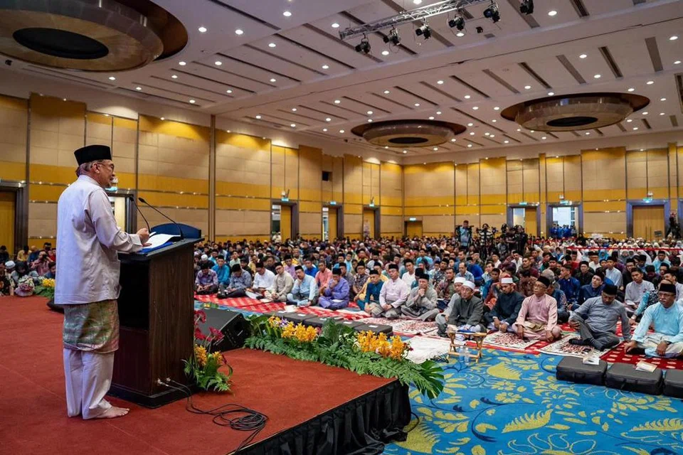 PANJAT KESYUKURAN: Perdana Menteri Malaysia, Datuk Seri Anwar Ibrahim menyampaikan ucapan semasa Majlis Kesyukuran Sempena Setahun Pentadbiran Kerajaan Madani di Putrajaya, pada Khamis malam.