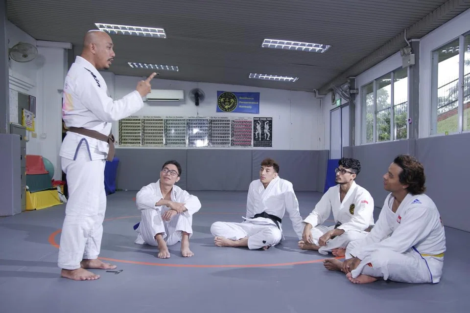Sebagai pengurus prestasi tinggi, Encik Muhammad Fadhli Asad (berdiri) bertanggungjawab menyemak kehadiran para atlet dalam latihan untuk memantau prestasi mereka dan memastikan mutu latihan yang tinggi. Bersama beliau ialah (duduk dari kiri) Zulkanian Seman, Amirul Syafiq Shah Eran, Ahmad Ali Alkhatib dan Fuad Bakar.