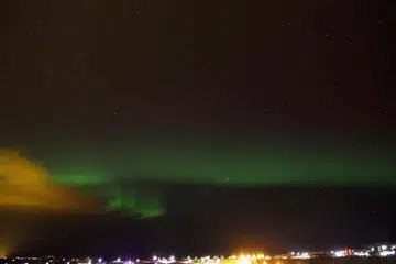 KEINDAHAN SEMULA JADI: Inilah pemandangan Aurora Borealis di langit yang menjadi tarikan setiap pengunjung ke Iceland, jauh di Kutub Utara. - Foto AZIDAH KAMIS