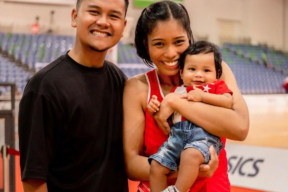 Aqilah Andin bersama suaminya, Shafiq Medrie, dan anaknya, Qaif Medrie Shafiq Medrie.