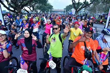 Orang ramai menyertai hari bebas kereta di hadapan bangunan lama Majlis Bandaraya Johor Baru (MBJB) di Jalan Dato Onn, Johor Bahru, pada 10 Ogos.