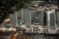 MASIH TERJEJAS: Akibat sempadan yang masih ditutup, ada pembinaan projek-projek perumahan masih terjejas. - Foto fail
