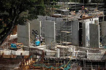 MASIH TERJEJAS: Akibat sempadan yang masih ditutup, ada pembinaan projek-projek perumahan masih terjejas. - Foto fail