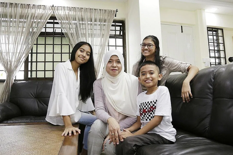 BERI SOKONGAN PENUH: Keluarga Cik Seri Aisha Ishak, termasuk suami (tiada dalam gambar) dan tiga anaknya - Nur Aliyah Taqiyyah Afendy (kiri), Nur Tiara Alyssa Afendy dan Nuraqbar Fariz Afendy - sama-sama membantu dengan kerja rumah selepas Cik Aisha kembali memasuki alam pekerjaan tahun ini selepas 13 tahun menjadi suri rumah. - Foto BH oleh AZMI ATHNI