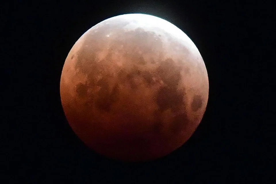 Di bandar-bandar lain, gerhana bulan penuh dilihat dengan jelas termasuk di California.