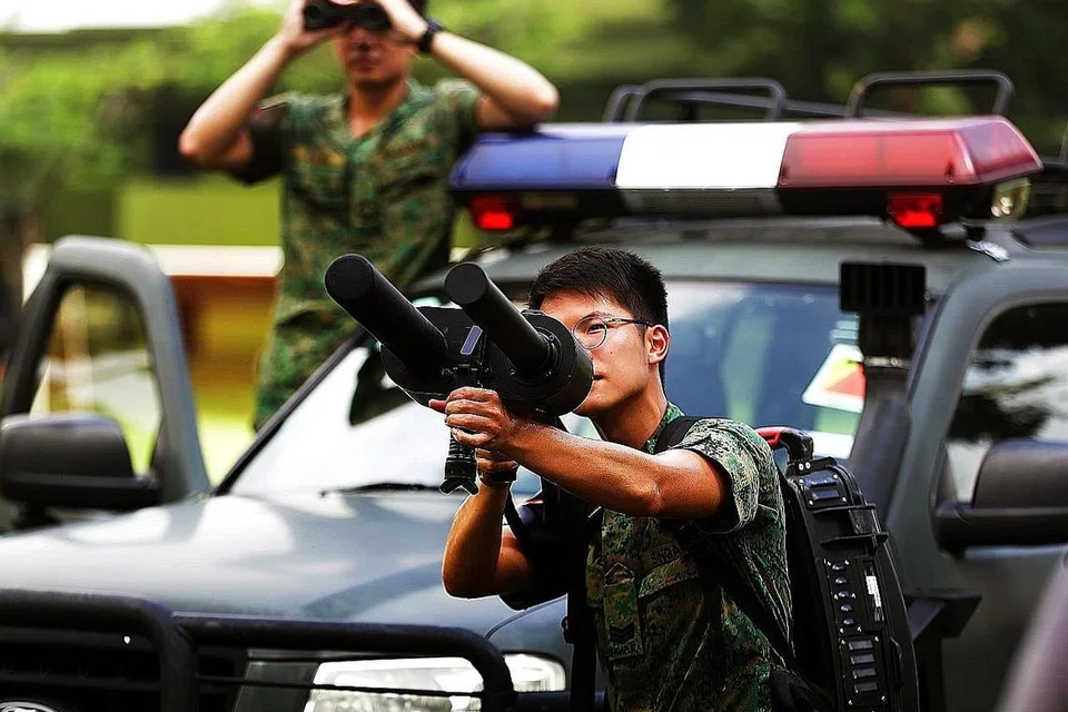 CANGGIH: 'Jammer Gun', senjata terbaru Angkatan Udara Republik Singapura (RSAF) mengeluarkan isyarat yang boleh menjejaskan kawalan dron penceroboh demi mencegah dron itu daripada meninjau pangkalan udara. - Foto BH oleh KELVIN CHNG