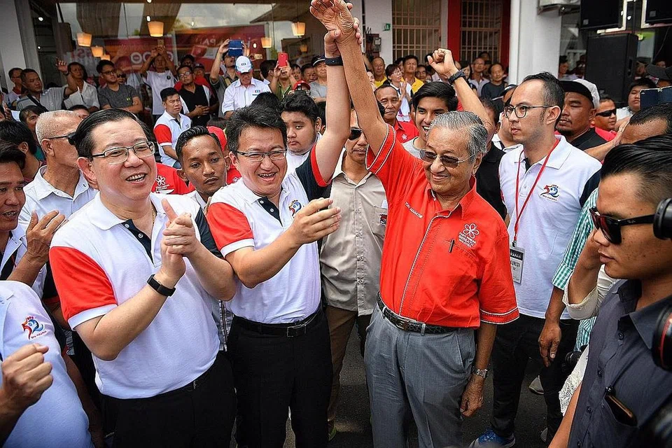USAHA TAWAN JOHOR: Diapit Setiausaha Agung DAP, Encik Lim Guan Eng di sebelah kiri, dan Dr Mahathir Mohamad, di sebelah kanan, yang merupakan mantan perdana menteri dan juga pengerusi Pakatan Harapan, Encik Liew Chin Tong, dijangka bertanding di kawasan undi parlimen Ayer Hitam dalam pilihan raya umum kali ini. 