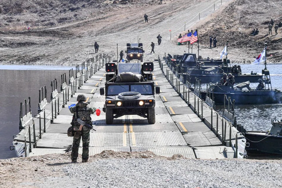 LATIHAN BERSAMA: Tentera Korea Selatan sedang menyeberang jembatan dalam satu latihan bersama tentera dengan Amerika Syarikat di Yeoncheon, Korea Selatan, pada Mac 2023. - Foto: REUTERS