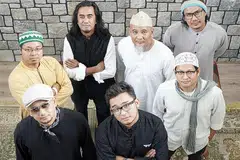 PADUAN AMAL: Art Fazil (belakang, dua dari kiri) bersama anggota Caraven of Praise yang turut dianggotai Andy Flop Poppy (tiga dari kiri). Kumpulan ini turut dianggotai Megat Effendy Zakaria atau Andy, anggota kumpulan The Muhibbain; Erwan Taib, Roshalam Hizad (Rohi), Syech Razie, Mohd Hafiedz Samsuri (Hafiedz Udu) dan Emran Taib. - Foto ihsan ART FAZIL