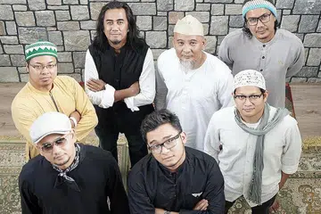 PADUAN AMAL: Art Fazil (belakang, dua dari kiri) bersama anggota Caraven of Praise yang turut dianggotai Andy Flop Poppy (tiga dari kiri). Kumpulan ini turut dianggotai Megat Effendy Zakaria atau Andy, anggota kumpulan The Muhibbain; Erwan Taib, Roshalam Hizad (Rohi), Syech Razie, Mohd Hafiedz Samsuri (Hafiedz Udu) dan Emran Taib. - Foto ihsan ART FAZIL