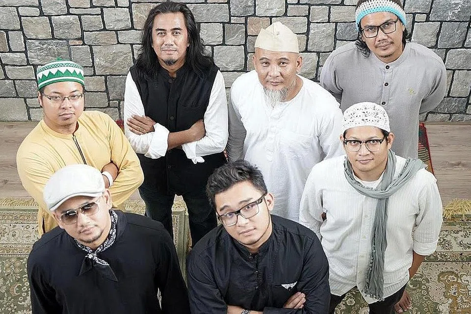 PADUAN AMAL: Art Fazil (belakang, dua dari kiri) bersama anggota Caraven of Praise yang turut dianggotai Andy Flop Poppy (tiga dari kiri). Kumpulan ini turut dianggotai Megat Effendy Zakaria atau Andy, anggota kumpulan The Muhibbain; Erwan Taib, Roshalam Hizad (Rohi), Syech Razie, Mohd Hafiedz Samsuri (Hafiedz Udu) dan Emran Taib. - Foto ihsan ART FAZIL