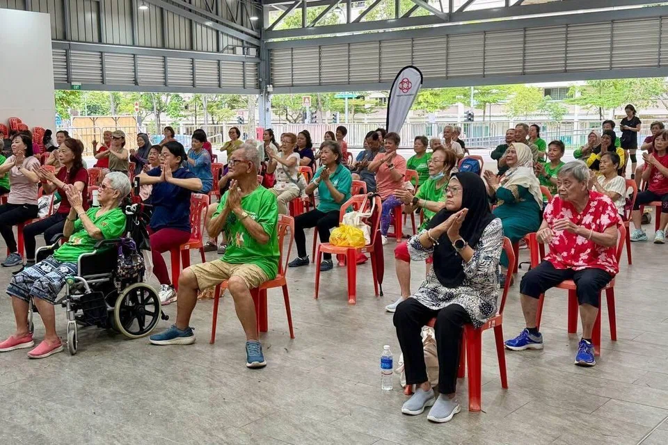 (Pertama dari kiri) Cik Mariam Sudiro adalah antara penduduk yang terlibat pada senama Chair Zumba. Aktiviti ini diadakan untuk menggalakkan gaya hidup aktif dan hubungan sosial, selain usaha penduduk pelbagai peringkat usia di Eunos.