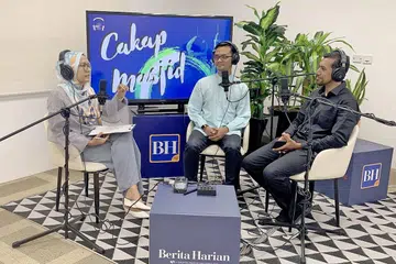 SUSAH KE NAK BELAJAR AGAMA?: Topik 'Cakap Masjid' bersama wartawan Cik Shahida serta Ustaz Imran dan Ustaz Mohammad Khalid mengupas mengapa rakyat setempat liat menghadiri kelas agama dan ceramah di masjid. - Foto BH oleh ERVINA MOHD JAMIL