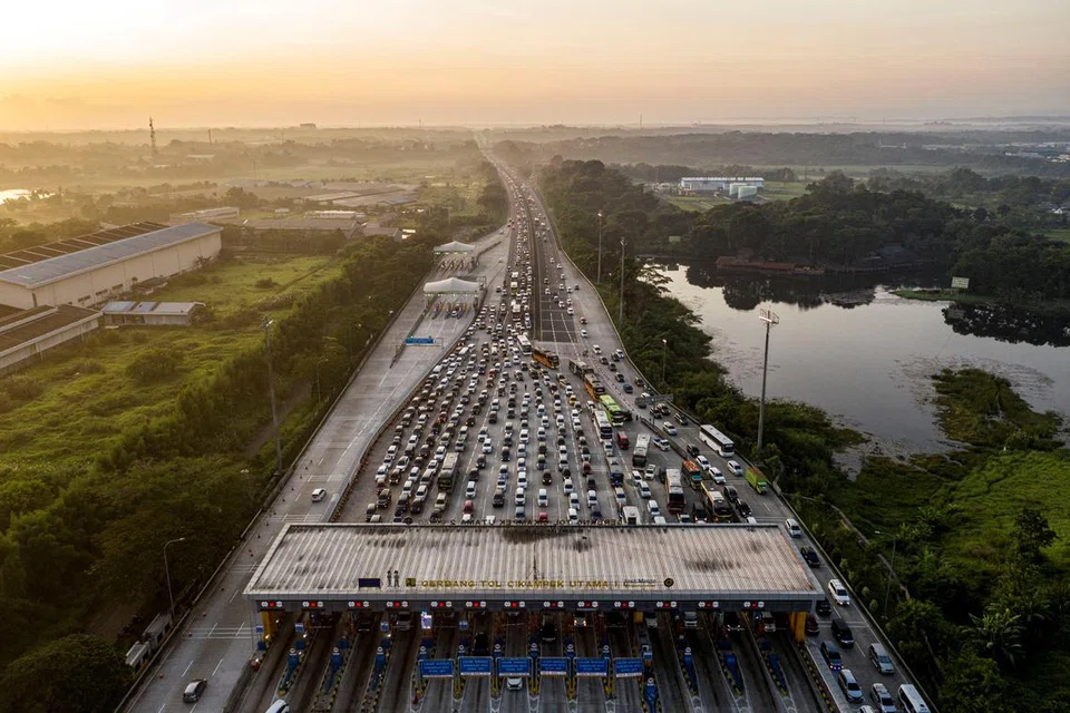 Kebanyakan pelancong akan datang dari Jawa Timur, kawasan Jakarta Raya, dan Provinsi Jawa Tengah, menaiki kereta api, bas, kereta persendirian dan motosikal.