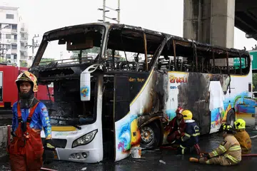 Anggota bomba berusaha memadamkan api dari sebuah bas yang terbakar di pinggir Bangkok pada 1 Oktober. Bas itu dikatakan membawa lebih 40 pelajar dan guru untuk lawatan sekolah.