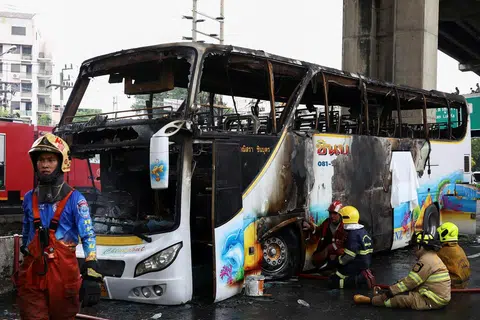 Anggota bomba berusaha memadamkan api dari sebuah bas yang terbakar di pinggir Bangkok pada 1 Oktober. Bas itu dikatakan membawa lebih 40 pelajar dan guru untuk lawatan sekolah.