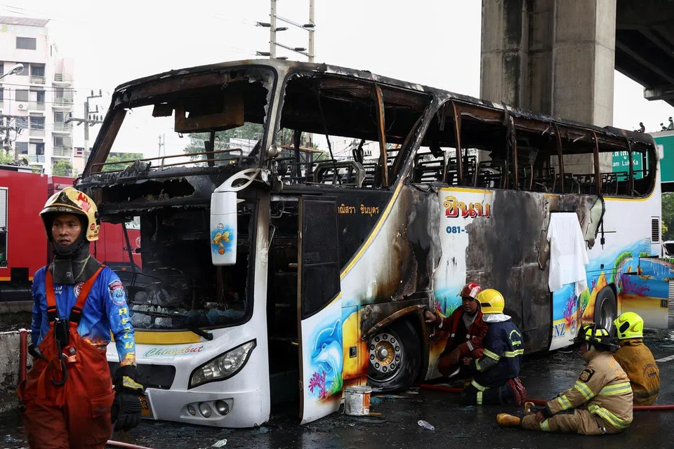 Anggota bomba berusaha memadamkan api dari sebuah bas yang terbakar di pinggir Bangkok pada 1 Oktober. Bas itu dikatakan membawa lebih 40 pelajar dan guru untuk lawatan sekolah.