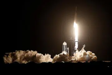 KE ANGKASA: Kapal angkasa SpaceX berjaya berlepas dari Pusat Angkasa Kennedy di Florida, semalam. - Foto REUTERS