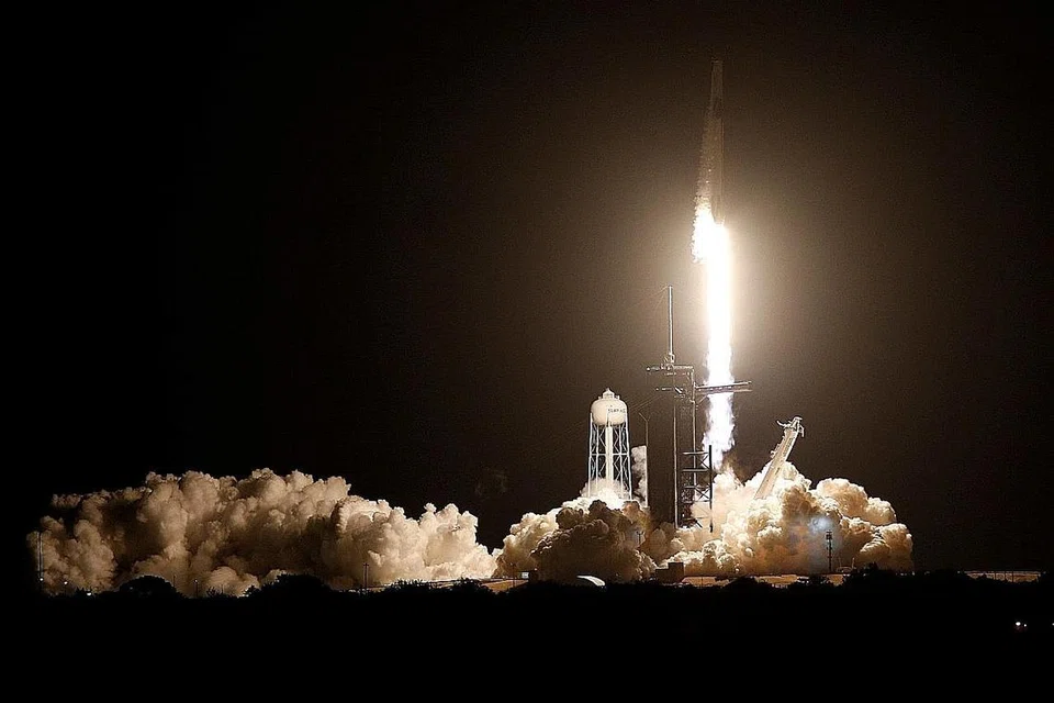 KE ANGKASA: Kapal angkasa SpaceX berjaya berlepas dari Pusat Angkasa Kennedy di Florida, semalam. - Foto REUTERS