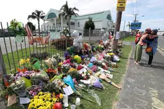 BERI PENGHORMATAN: Para penduduk memberi penghormatan dengan meletakkan jambangan bunga dekat Masjid Umar. Masjid Umar antara masjid terbesar di New Zealand. - Foto AFP