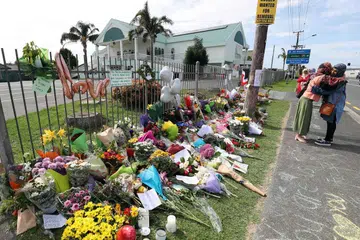 BERI PENGHORMATAN: Para penduduk memberi penghormatan dengan meletakkan jambangan bunga dekat Masjid Umar. Masjid Umar antara masjid terbesar di New Zealand. - Foto AFP