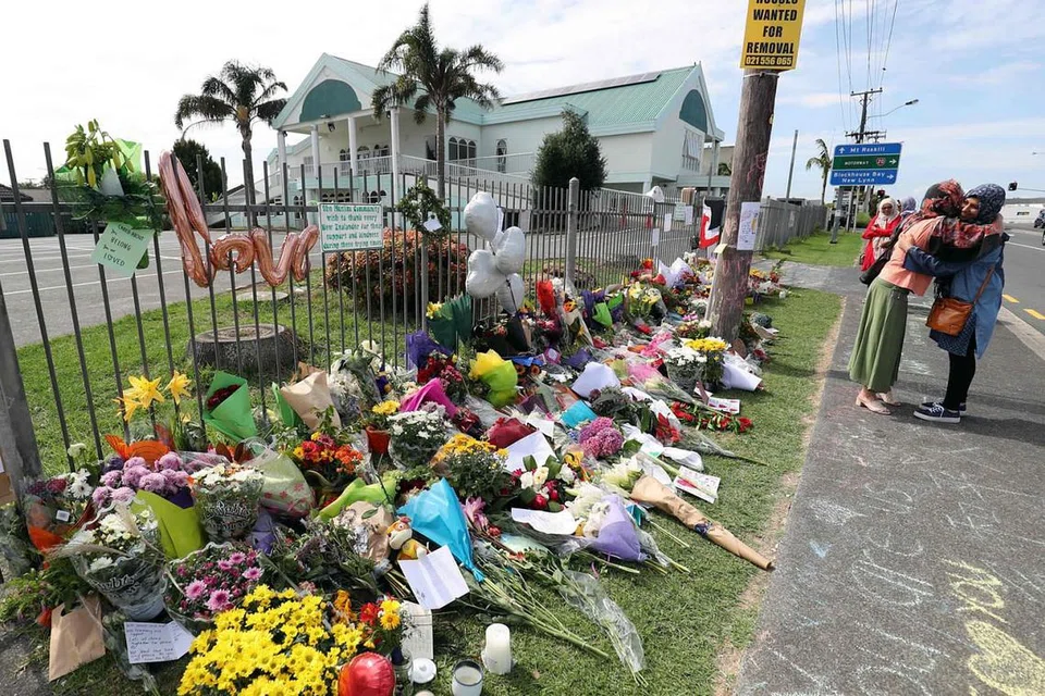 BERI PENGHORMATAN: Para penduduk memberi penghormatan dengan meletakkan jambangan bunga dekat Masjid Umar. Masjid Umar antara masjid terbesar di New Zealand. - Foto AFP