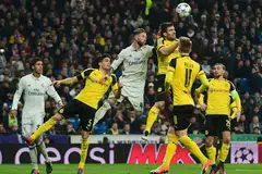 Pemain pertahanan Real Madrid, Sergio Ramos (tiga dari kiri), bersaing dengan pemain pertahanan Dortmund, Sokratis (empat dari kiri), semasa perlawanan Liga Juara-Juara di Stadium Santiago Bernabeu di Madrid pada 7 Disember 2016.